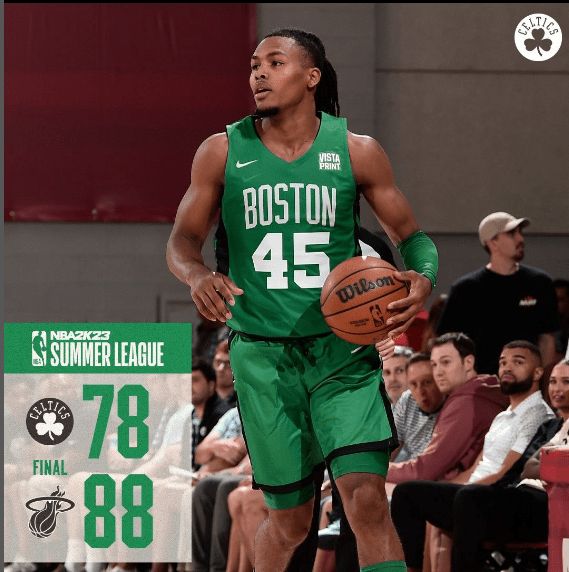 意大利队2026年球衣：蓝色底色外加树叶条纹，配以金色配饰（意大利队2026战袍：蓝色基调融入叶片纹理，辅以金色点缀）