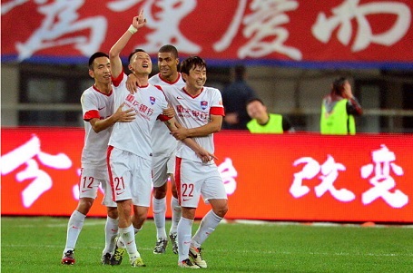 TA：阿莫林会在赛后与球迷合影，并会在其他场合展现出亲和力（TA：阿莫林赛后常与球迷合影，日常亦展露亲和力）