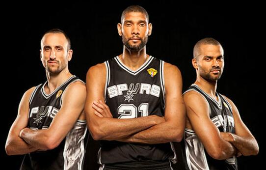 尼日利亚4-1大胜加蓬进入决赛，奥斯梅恩双响，埃朱克破门（尼日利亚4-1击败加蓬挺进决赛，奥斯梅恩梅开二度，埃朱克建功）