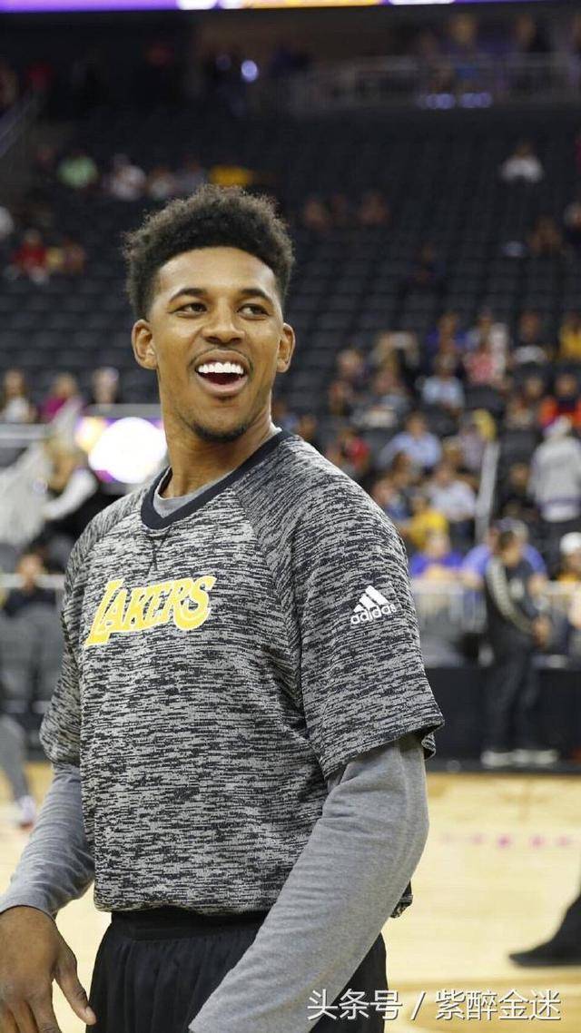 曼联门将高接低挡险救球队（曼联门将多次神扑力挽狂澜）