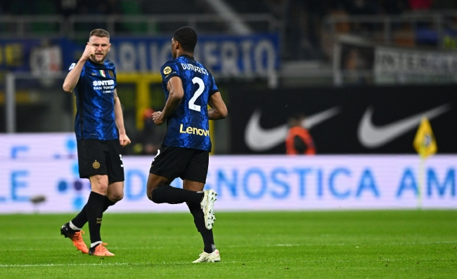 詹姆斯助攻队友完成精彩扣篮（詹姆斯妙传助队友上演精彩暴扣）