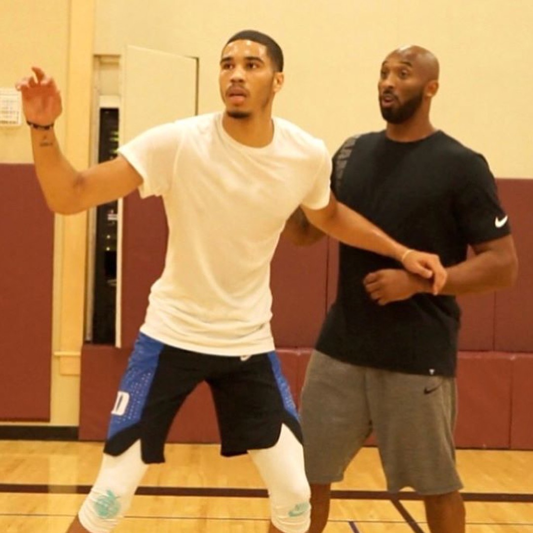 东北人冰雪上玩出花样，骑行健身与躺平同乐（东北冰雪玩法多，骑行健身与躺平齐欢乐）