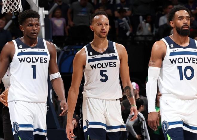 NBA新景象！杨瀚森与扎克·埃迪两位黄皮肤中锋跳球开场（NBA新气象！杨瀚森与扎克·埃迪两位亚裔中锋完成开场跳球）