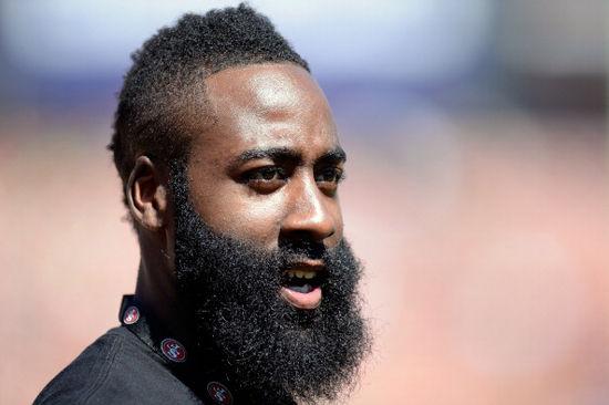 海港举办赛季总结会，王燊超乘直升机带冠军奖杯入场（海港赛季总结会：王燊超乘直升机捧杯亮相）