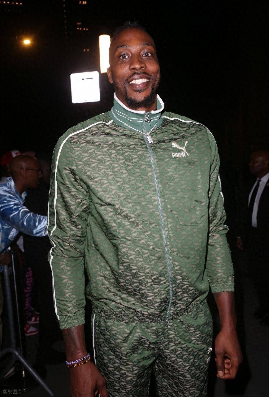 名记：字母哥与队友召开会议，呼吁全队无视外界杂音（名记：字母哥组织队内会议，要求全队屏蔽外界噪音）