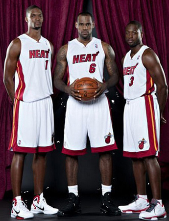 每体：部分法兰克福球迷在诺坎普闹事，向巴萨球迷投掷照明弹（每体：诺坎普发生冲突，部分法兰克福球迷向巴萨球迷投掷照明弹）