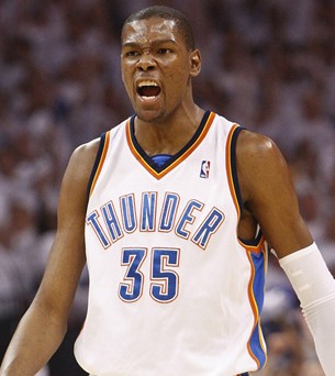 恩昆库加盟米兰后表现未达预期，面临舆论争议，需时间适应球队战术体系。（恩昆库转投米兰后状态未达标，舆论争议不断，仍需时间融入战术体系）